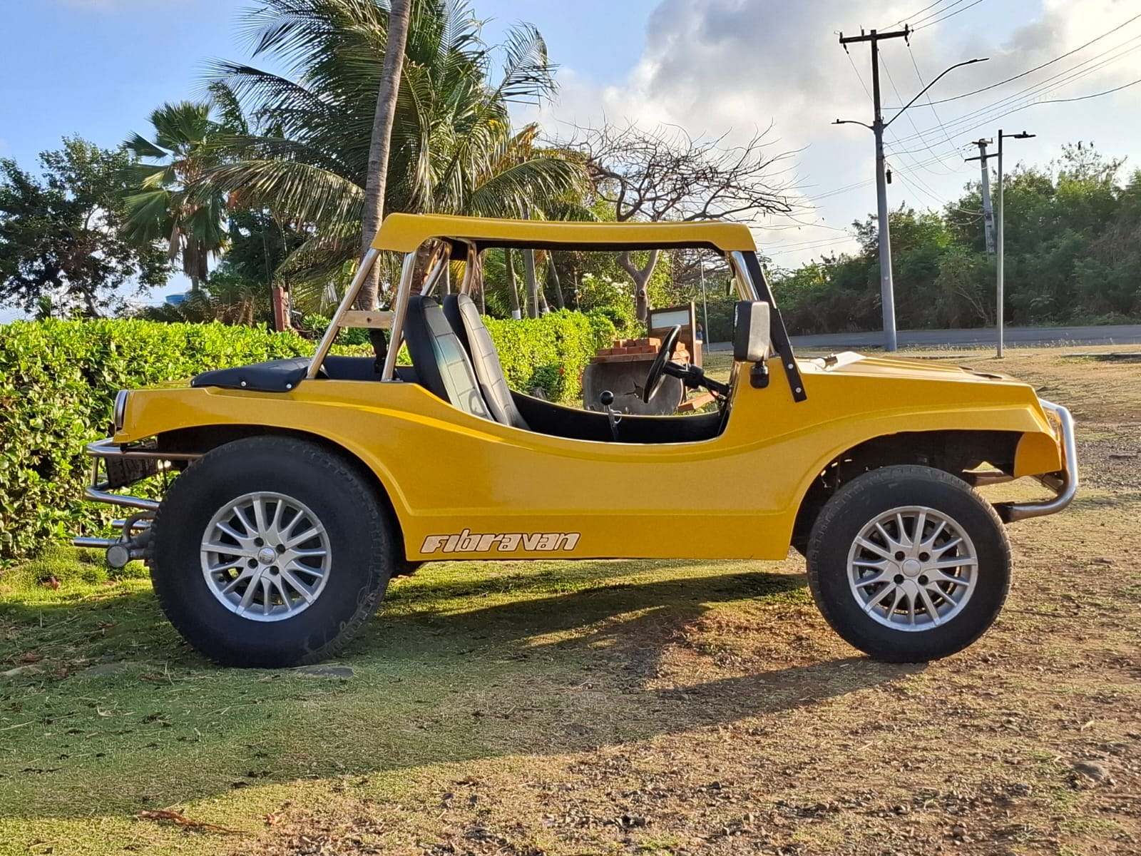 Buggy amarelo da Locadora Novo Tempo em Fernando de Noronha